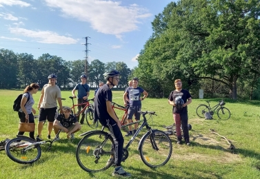 Rybáři vyjeli do lesa na houby